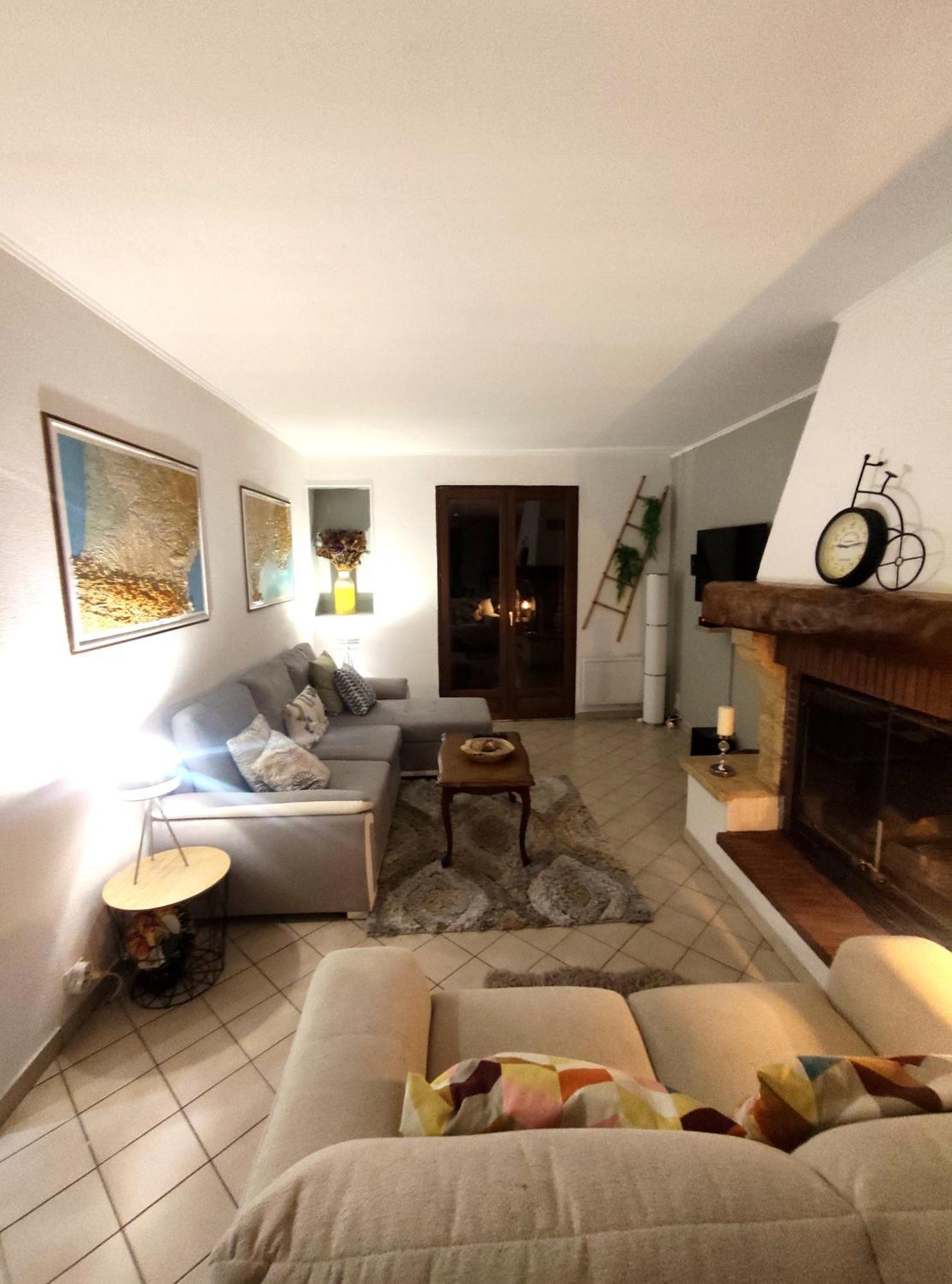 Welcome, Bienvenue, Chez Charly! Nébian Rom bilde